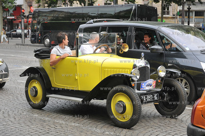 Przejazd ulicami Paryza zabytkowych i unikalnych samochodow...