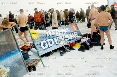Gdynskie morsy zbieraly pieniadze na WOSP podczas niedzielnej...