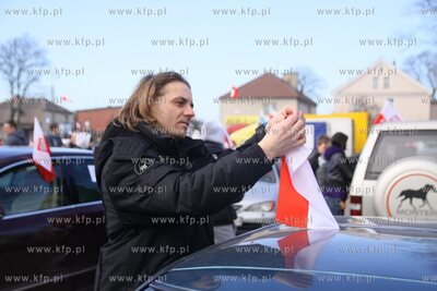 Ponad 100 samochodow blokowalo droge krajowa22 miedzy...