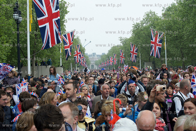 Londyn. Przejazd orszaku po ceremonii zaslubin ksiecia...