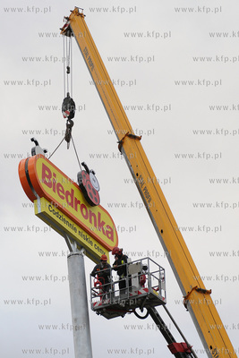 Na skutek silnego wiatru przechylil sie slup z logotypem...