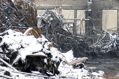 Rozbiorka strawionej pozarem hali produkcyjnej firmy...