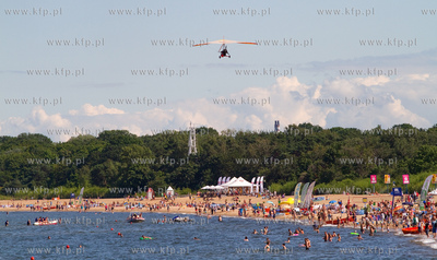 Sloneczna letnia pogoda sprzyjala wypoczynkowi na plazy...