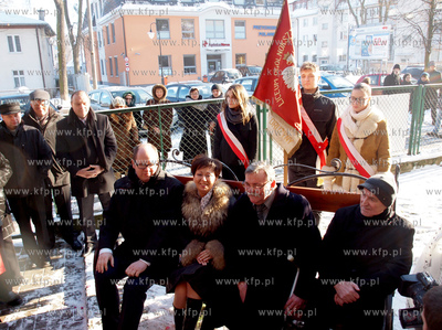 Przed V LO W Gdansku Oliwie stanela lawczka Ireny Jarockiej....