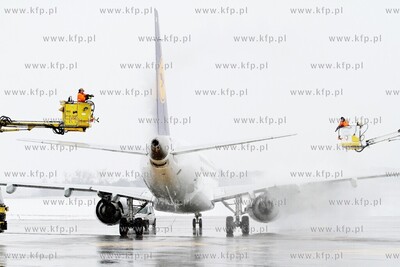 Wiosna w zimowej szacie w Porcie Lotniczym Gdansk im....