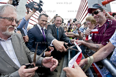 Otwarcie mostu w Kwidzynie. Nz. wstege przecinaja Minister...