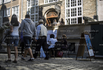 Gdansk. Ul. Mariacka 42. Filia Wojewodzkiej i Miejskiej...