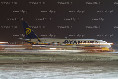Zima na gdanskim lotnisku. Nz. Boeing 737 Rayanair...