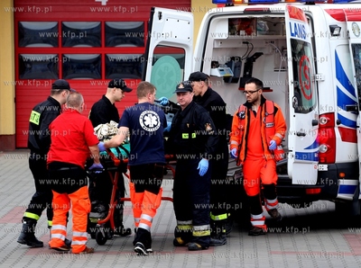 W Chojnicach, przed wejsciem do jednego z supermarketow...