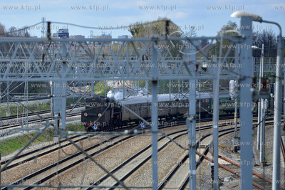 Przejazd pociagiem specjalnym, ciagnietym przez parowoz...