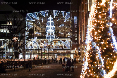 Iluminacja świąteczna i 38 metrowa choinka w Forum...