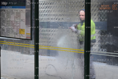 Gdynia. Mycie wiaty przystankowej na ul. 10-Lutego...