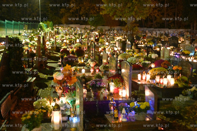 W zaduszkowy wieczór na cmentarzu parafialnym w Gdyni...