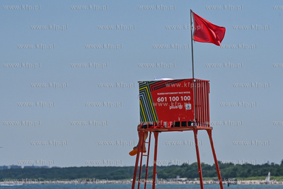 Sopot. Plaża. Czerwona flaga sygnalizująca zakaz...