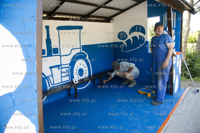 Malowanie przystanku autobusowego w Mokrym Dworze w...