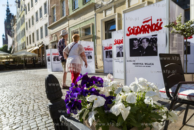 Gdańsk, ul. Długa. Wystawa "Drużyna Lecha", plakaty...