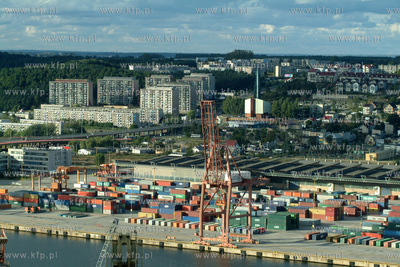 Port Gdynia - Terminal Kontenerowy, w dali osiedle...