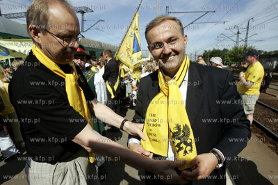 Zjazd Kaszubow w Gdyni. Brunon Synak zawiazuje na szyi...