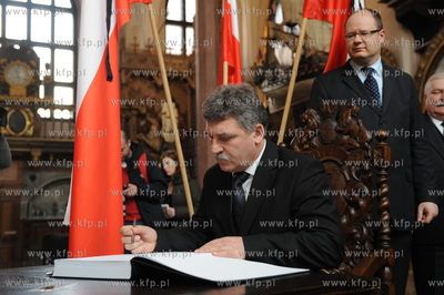 Po katastrofie lotniczej, w ktorej zginela  m.in. para...