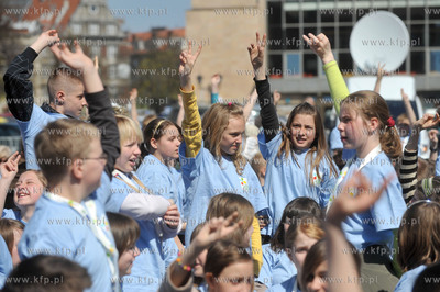 W Gdansku na Targu Weglowym ponad 400 dzieci z wzielo...