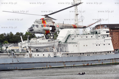 Uroczystosc nadania imienia i podniesienia bandery...