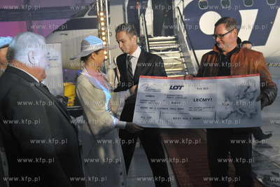 Uroczystosc powitania 2 milionowego pasazera na lotnisku...