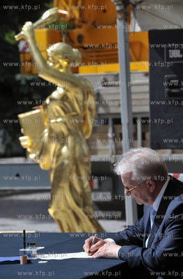 Uroczystosci symbolicznego umieszczenia aktu pamiatkowego...