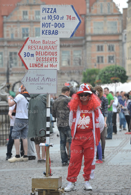 Gdansk, Dlugi Targ. Mezczyzna w barwach narodowych...
