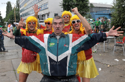 Gdansk. Hiszpanscy i irlandzcy kibice w drodze na PGE...