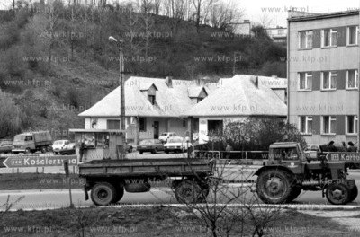 Traktor na skrzyzowaniu drog w Zukowie. 19.04.1991...