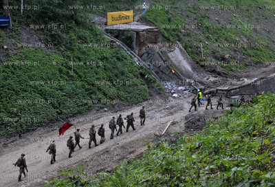 Wyburzanie Mostku Weisera Dawidka na gdanskiej Strzyzy....