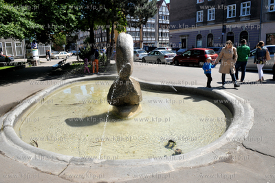 Gdansk. Skwer z fontanna pomiedzy ulicami Swietojanska...