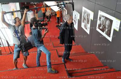 40 Festiwal Filmowy w Gdyni. Rober Glinski oglada wystawe...