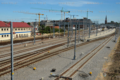 Gdansk Wrzeszcz. Tory kolejowe i dworzec kolejowy PKP...