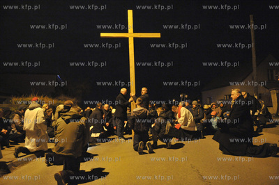 Droga krzyzowa przeszla ulicami kaszubskiego Zukowa...