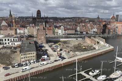 Gdańsk. Widok na Wyspę Spichrzów i budowę kompleksów...