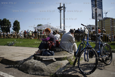 Gdansk. Plac Solidarnosci. Uroczysta msza sw. z okazji...