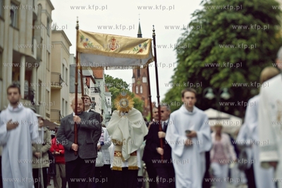Sopot. Procesja Bozego Ciala idzie ul. Bohaterow Monte...