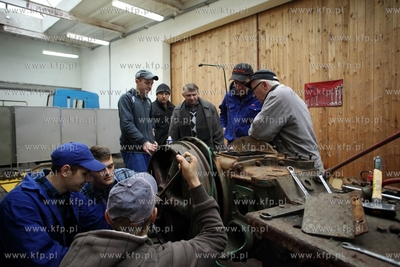 Uczniowie Zespolu Szkol Rolniczych w Rusocinie remontuja...