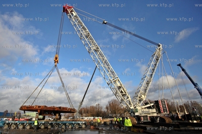 Zaladunek tarczy maszyny TBM , ktora drazy tunel pod...