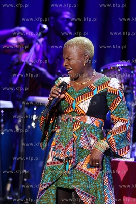 Siesta Festival.  Koncert pochodzacej z Beninu piosenkarki...
