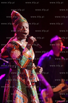 Siesta Festival.  Koncert pochodzacej z Beninu piosenkarki...