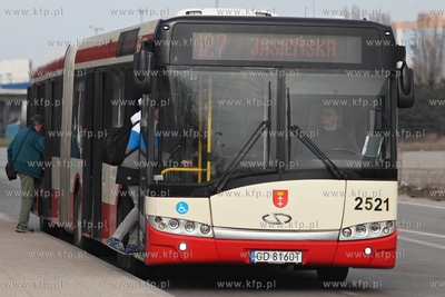 Autobus Solaris Urbino 18 linii 127 na przystanku przy...