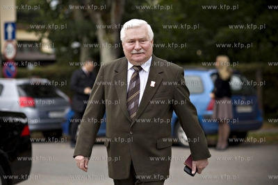 Gdańsk Oliwa. Lech Wałęsa idąc na niedzielną mszę...