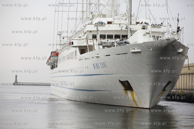 Żaglowiec Wind Surf wpływa do portu w Gdyni.
10.08.2017
fot....