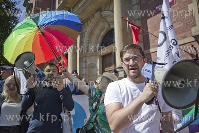 Demonstracje przed siedzibą Rady Miasta Gdańska w...
