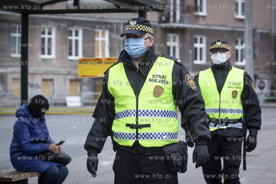 Patrol Straży Miejskiej na dworcu autobusowym Wrzeszcz...
