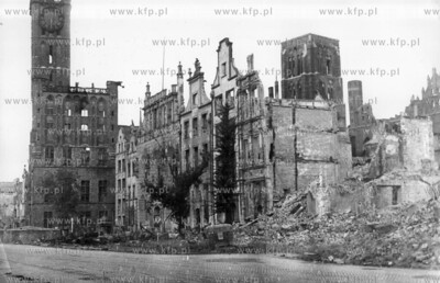 Ul. Dlugi Targ w Gdansku po 1945 roku . Na cokole nie...
