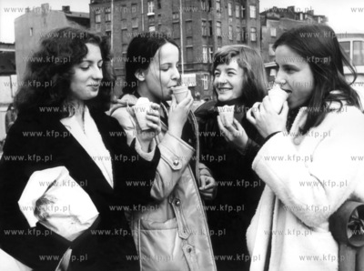 Nareszcie wiosna. Na zdjeciu uczennice I LO im Mikolaja...