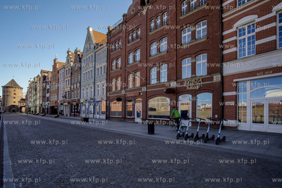 Gdańsk. Wyludniona ul. Stągiewna na wyspie Spichrzów,...